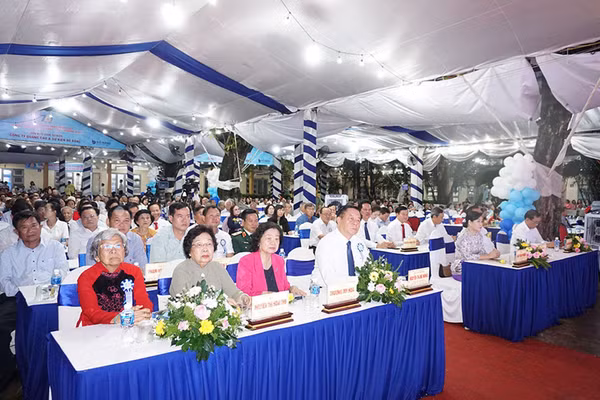 Đại biểu tham dự lễ kỷ niệm 70 năm thành lập THPT Trương Định.