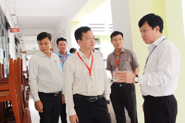Đoàn công tác Bộ GD&ĐT khảo sát điều kiện cơ sở vật chất phục vụ Kỳ thi tốt nghiệp THPT. Ảnh: D.U.