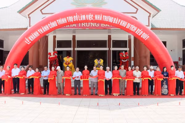 Đại biểu thực hiện nghi thức cắt băng khánh thành công trình Trụ sở làm việc, Nhà trưng bày Khu di tích Xẻo Quít. Ảnh: V.T.
