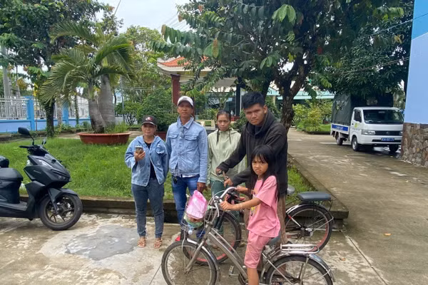 Gia đình đến đón các em về nhà sau thời gian mất liên lạc.
