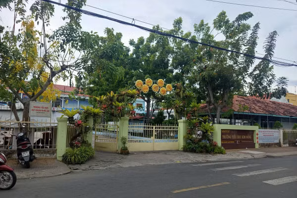 Trường Tiểu học Kim Đồng (phường Sa Đéc), nơi học sinh có các triệu chứng ngộ độc thực phẩm.