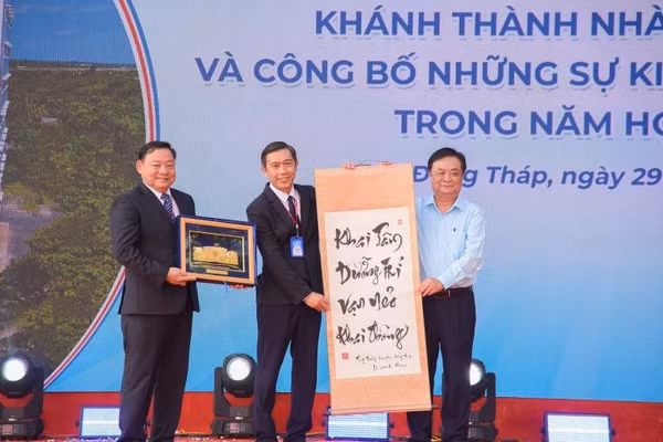 Ông Lê Minh Hoan, Phó Chủ tịch Quốc hội tặng thư pháp và quà lưu niệm cho Trường ĐH Đồng Tháp nhân dịp khánh thành tòa nhà Khát vọng.