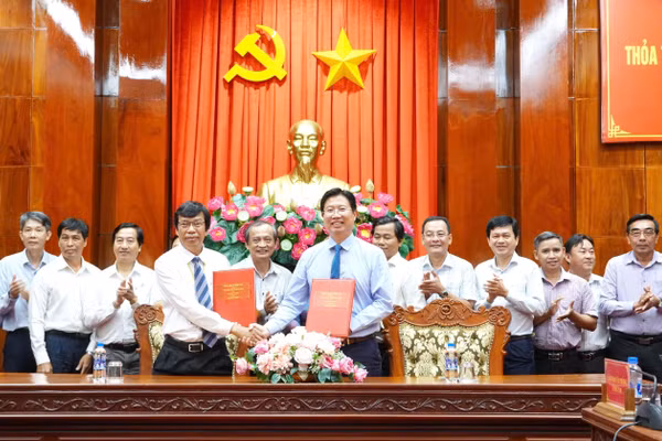 Phó Chủ tịch UBND tỉnh Đồng Tháp, Huỳnh Minh Tuấn và Phó Giám đốc Đại học Cần Thơ, Trần Ngọc Hải, ký kết thỏa thuận hợp tác. Ảnh: Phương Thanh.