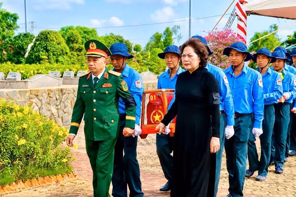 Phó Chủ tịch Quốc hội Nguyễn Thị Hồng; Phó Chủ nhiệm Tổng cục Chính trị Quân đội nhân dân Việt Nam Lê Quang Minh; cùng các đại biểu đưa hài cốt liệt sĩ về nơi an nghỉ.