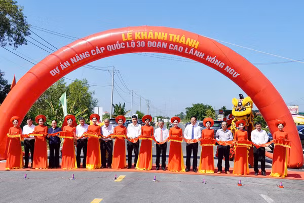 Đại biểu thực hiện nghi thức cắt băng khánh thành Dự án nâng cấp QL30 đoạn Cao Lãnh - Hồng Ngự.