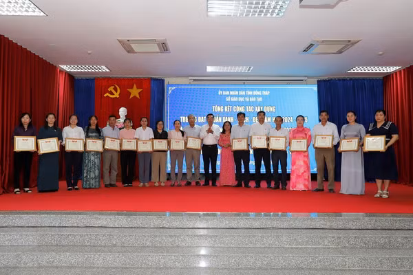 Trao bằng công nhận cho trường đạt chuẩn Xanh - Sạch - Đẹp.