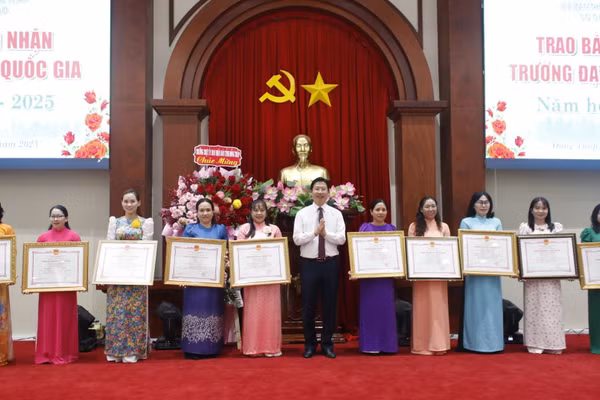 Chủ tịch UBND tỉnh Đồng Tháp Huỳnh Minh Tuấn trao bằng công nhận trường đạt chuẩn Quốc gia cho các cơ sở giáo dục trên địa bàn.