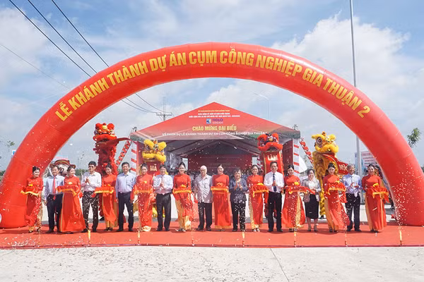 Các đại biểu thực hiện nghi thức khai trương dự án Cụm công nghiệp Gia Thuận 2.