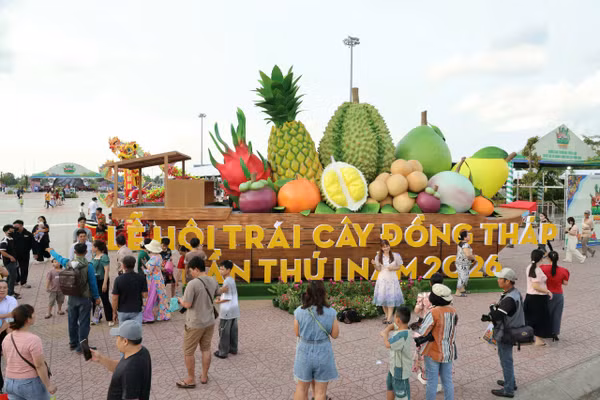 Du khách tham quan khu vực trưng bày tại Lễ hội trái cây tỉnh Đồng Tháp lần I.