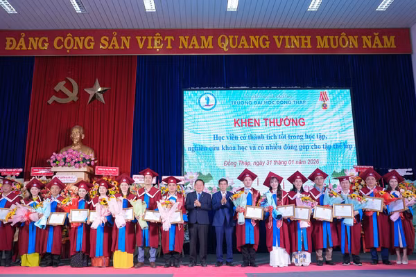 Trao bằng và Khen thưởng học viên có thành tích tốt trong học tập, nghiên cứu khoa học và có nhiều đóng góp cho tập thể lớp. Ảnh: Hoài Phong.