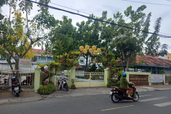 Trường Tiểu học Kim Đồng (phường Sa Đéc, Đồng Tháp), nơi ghi nhận các em học sinh nghi ngộ độc thực phẩm.