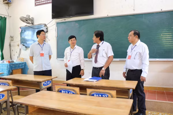 Ông Huỳnh Minh Tuấn, Phó Chủ tịch UBND tỉnh Đồng Tháp (ngoài cùng bên trái) kiểm tra công tác chuẩn bị cho 2 kỳ thi quan trọng sắp tới.