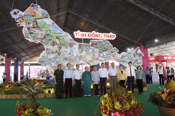 Lãnh đạo tỉnh thăm và chụp ảnh tại bản đồ Đồng Tháp. (Ảnh: Ánh Nguyệt)