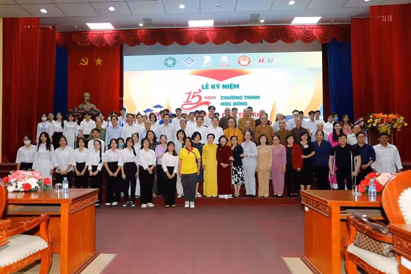 Lễ kỷ niệm 15 năm chương trình học bổng “Nâng bước đến trường” tại tỉnh Tiền Giang (nay là tỉnh Đồng Tháp).