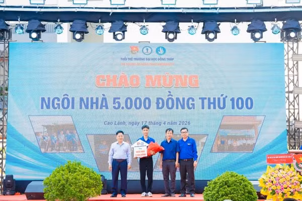 Chào mừng ngôi nhà 5000 đồng thứ 100. Ảnh: H. Phong.