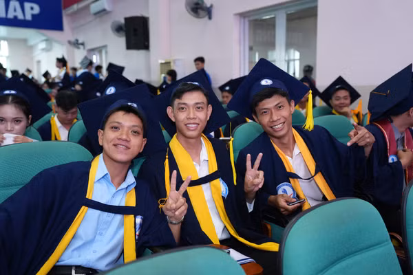 Sinh viên rạng rỡ dự Lễ trao bằng tốt nghiệp.