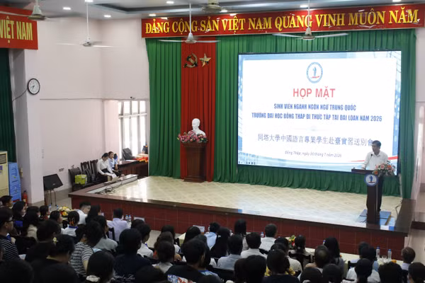 TS Trương Tấn Đạt, Bí thư Đảng ủy, Hiệu trưởng Trường Đại học Đồng Tháp chia sẻ tại buổi họp mặt cùng sinh viên, phụ huynh. 