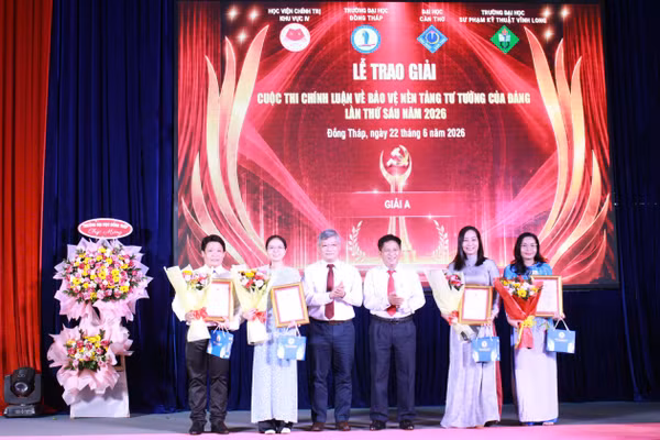 Trao giải A cho các tác giả, nhóm tác giả thuộc khối cán bộ, giảng viên ở tất cả các thể loại. Ảnh: D.U.