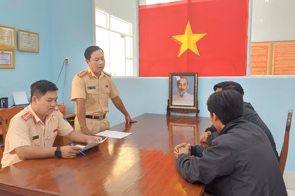 Xử phạt 2 thanh niên độ chế động cơ vỏ lãi, tham gia giao thông đường thủy. Ảnh: Phước Thanh.