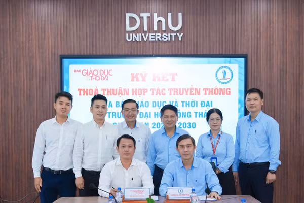 Đại diện Trường Đại học Đồng Tháp và Báo Giáo dục và Thời đại ký kết Thỏa thuận hợp tác truyền thông.