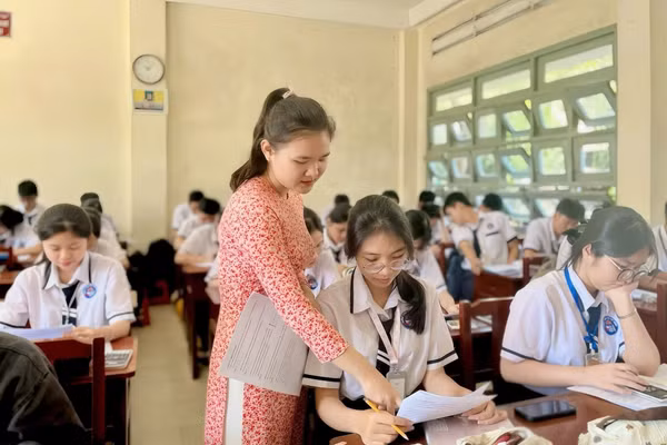 Giáo viên tích cực đổi mới phương pháp giảng dạy nhằm nâng cao hiệu quả bài học.