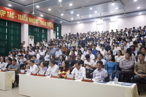 Chuỗi sự kiện tọa đàm, hội thảo thu hút sự tham gia của nhiều nhà khoa học, chuyên gia hàng đầu, giáo viên và học sinh.