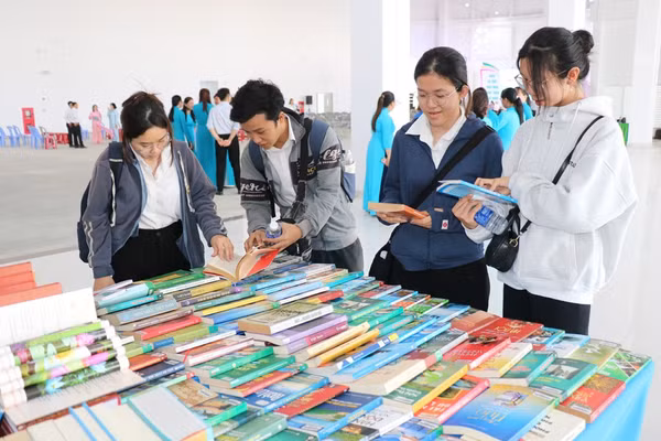 Học sinh, sinh viên đọc và tìm hiểu sách tại buổi lễ. Ảnh: Trần Thi.