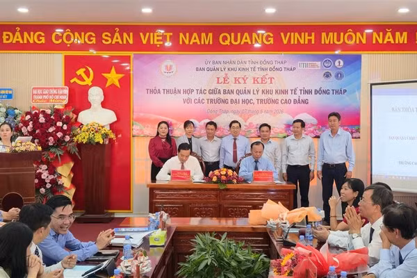 Trường CĐ Tiền Giang ký kết thỏa thuận hợp về việc hỗ trợ, kết nối SV với các doanh nghiệp trong khu công nghiệp, khu kinh tế trên địa bàn tỉnh Đồng Tháp. Ảnh: Trường CĐ Tiền Giang.