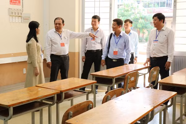 Ông Võ Văn Hiếu - Phó Giám đốc Sở GD&ĐT tỉnh Đồng Tháp kiểm tra khu vực phòng thi tại Trường THPT Trần Hưng Đạo. Ảnh: T.T.