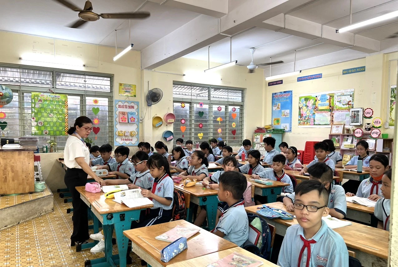 Cô và trò Trường Tiểu học Phú Thọ, Quận 11, TPHCM trong giờ học.