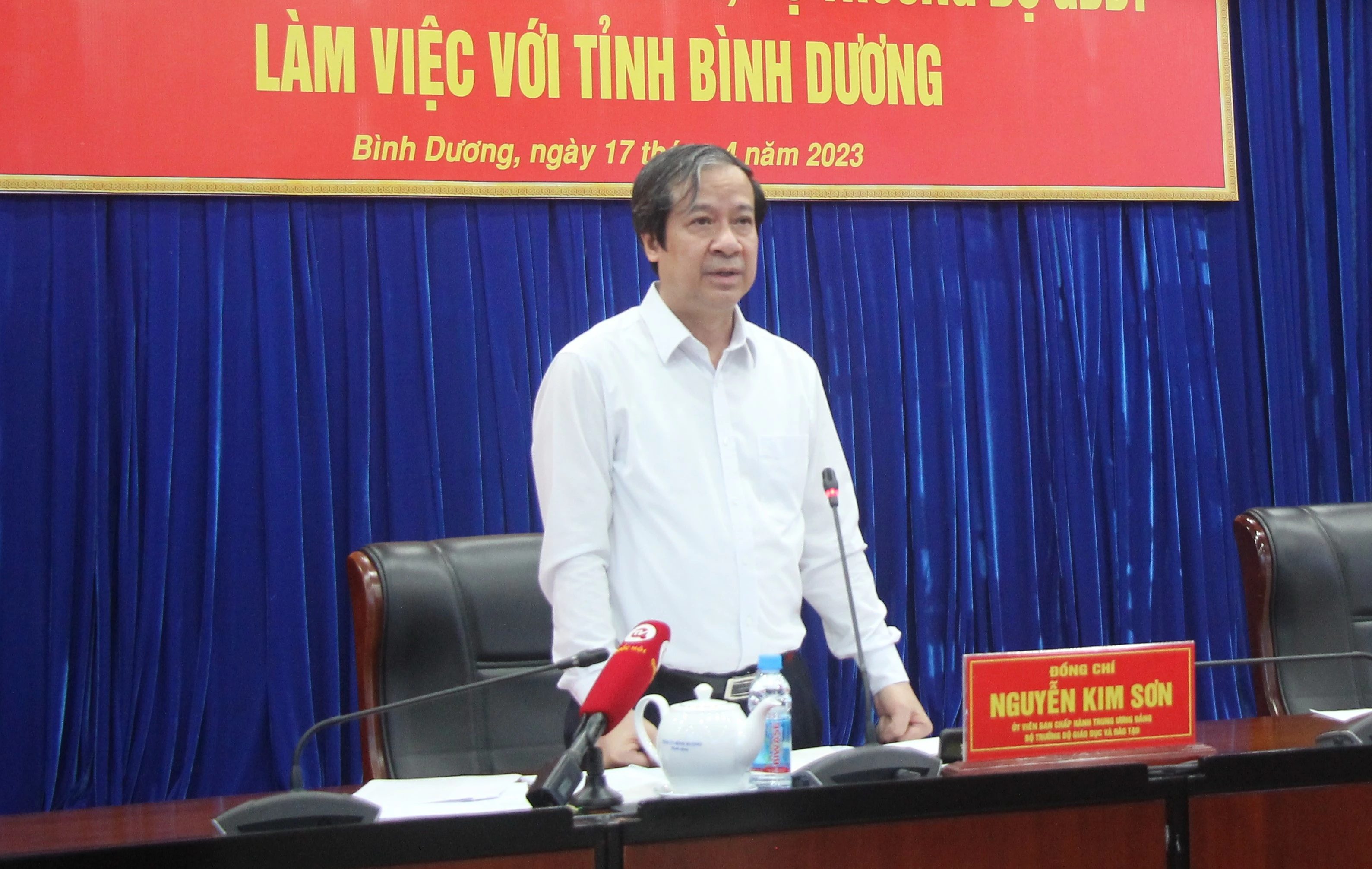 Bộ trưởng Nguyễn Kim Sơn bày tỏ ấn tượng với sự phát triển của giáo dục tỉnh Bình Dương. Bộ trưởng Nguyễn Kim Sơn bày tỏ ấn tượng với sự phát triển của giáo dục tỉnh Bình Dương.