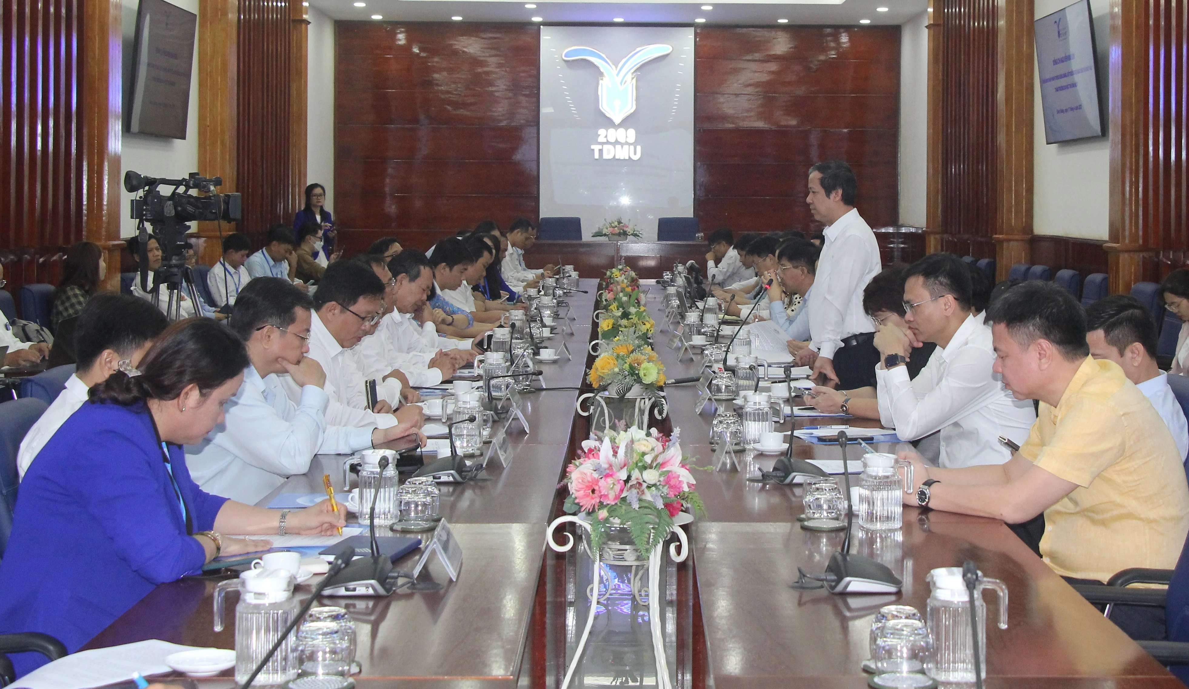 Quang cảnh buổi làm việc của đoàn công tác Bộ GD&ĐT với Trường ĐH Thủ Dầu Một. Quang cảnh buổi làm việc của đoàn công tác Bộ GD&ĐT với Trường ĐH Thủ Dầu Một.