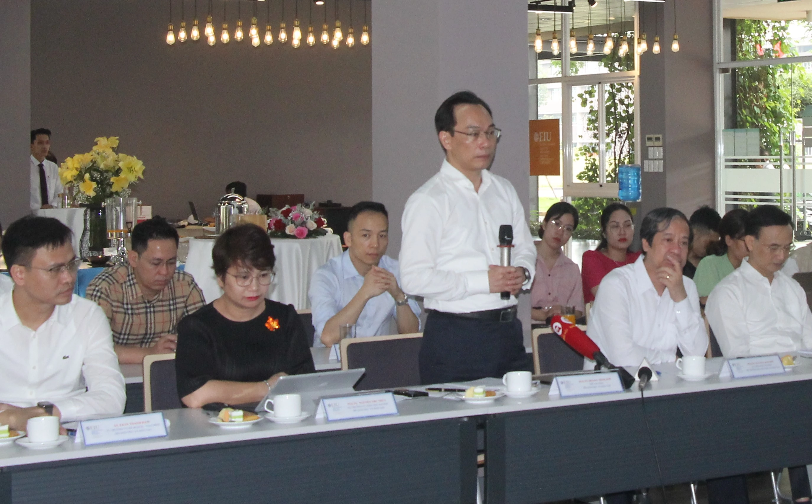 Thứ trưởng Bộ GD&ĐT Hoàng Minh Sơn phát biểu, gợi ý nhiều vấn đề về phát triển tại Trường ĐH Quốc tế Miền Đông. Thứ trưởng Bộ GD&ĐT Hoàng Minh Sơn phát biểu, gợi ý nhiều vấn đề về phát triển tại Trường ĐH Quốc tế Miền Đông.