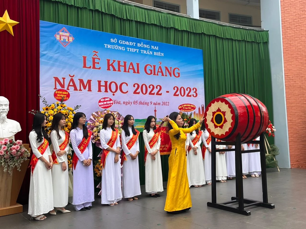 Hiệu trưởng Nhà trường đánh trống khai giảng năm học mới