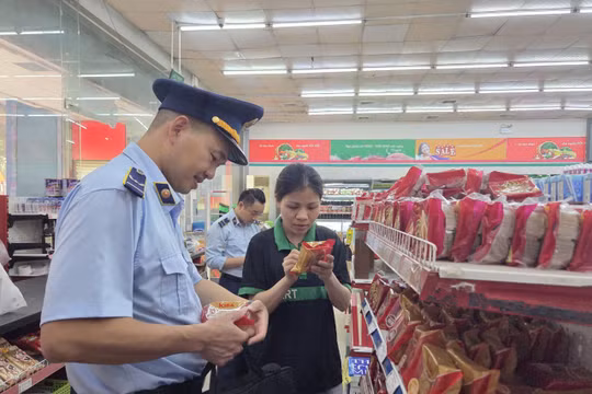 Lực lượng chức năng kiểm tra mặt hàng bánh Trung thu.(Ảnh: TG).