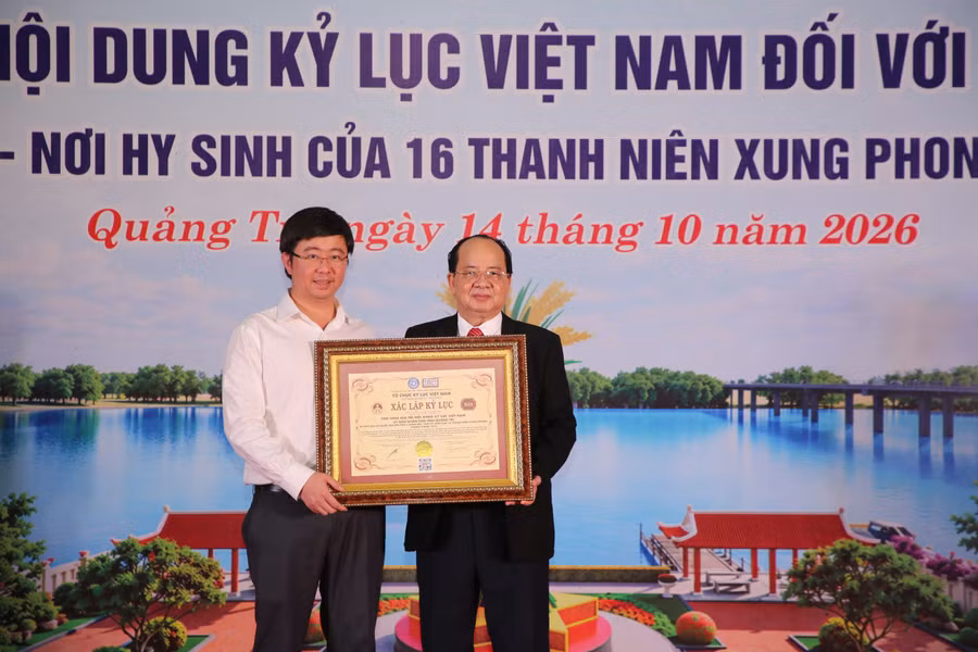Giáo sư, Viện sĩ Hoàng Quang Thuận trao Bằng tôn vinh giá trị nội dung kỷ lục Việt Nam đối với Di tích lịch sử quốc gia Bến phà II Long Đại cho lãnh đạo UBND tỉnh Quảng Trị. Ảnh: NCS