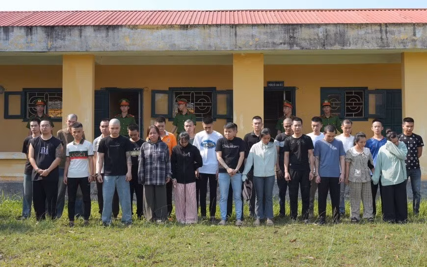 Nhóm lừa đảo bị công an bắt giữ. Ảnh: Quang Văn