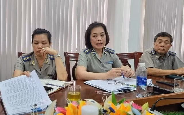 Bà Nguyễn Thị Phương Lan (ngồi giữa) bị khởi tố, tạm giam.