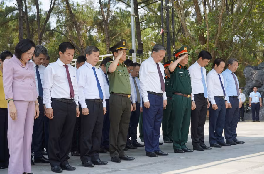 Tổng Bí thư, Chủ tịch nước Tô Lâm và Đoàn công tác Trung ương tưởng niệm các Anh hùng liệt sĩ ở Nghĩa trang liệt sĩ quốc gia Trường Sơn. 