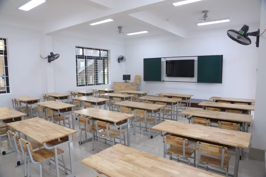 Thiết bị bên trong phòng học được trang cấp đầy đủ.