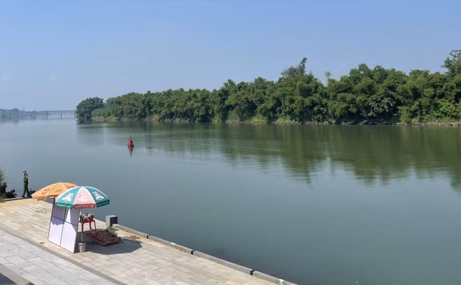 Khu vực sông nơi phát hiện thi thể nạn nhân.