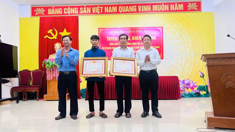 Lãnh đạo Ban Thi đua Khen thưởng tỉnh và xã Tuyên Bình trao Bằng khen của Thủ tướng đến hai cha con.
