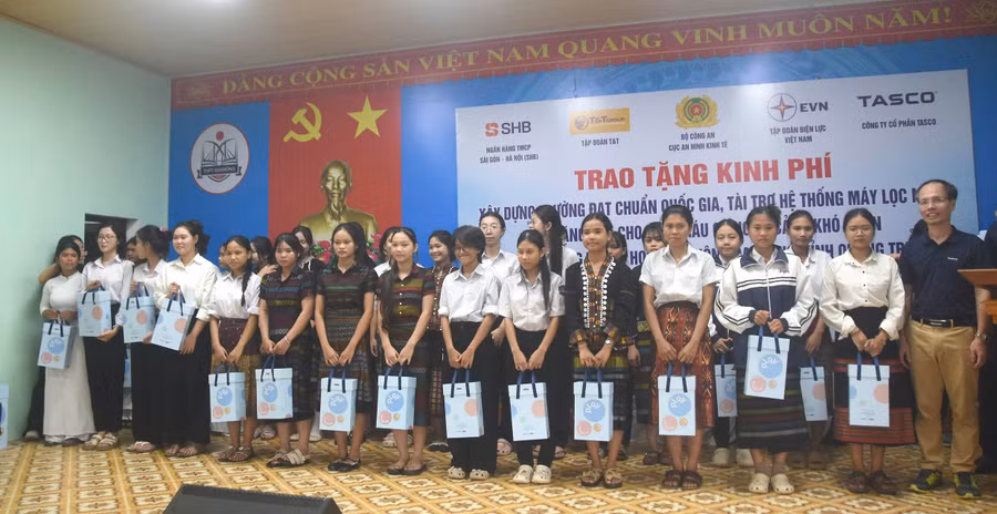 trao-qua-8.jpg