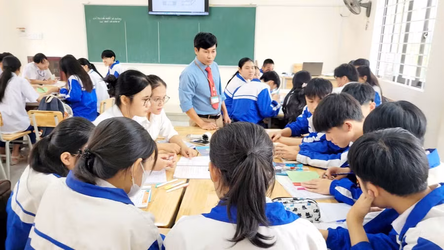 Các giáo viên Tổ chuyên môn Toán tại Trường THPT Hướng Hóa ôn tập cho học sinh trước Kỳ thi tốt nghiệp THPT. 