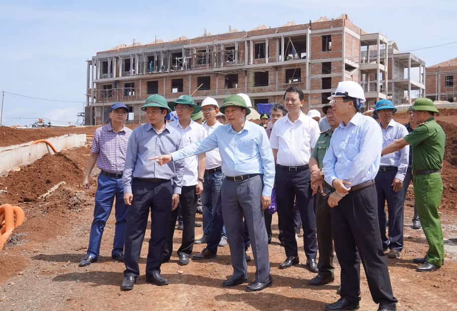 Ông Lê Hồng Vinh - Chủ tịch UBND tỉnh kiểm tra tiến độ xây dựng các trường trên địa bàn. Ảnh: Cổng TTĐT tỉnh Quảng Trị