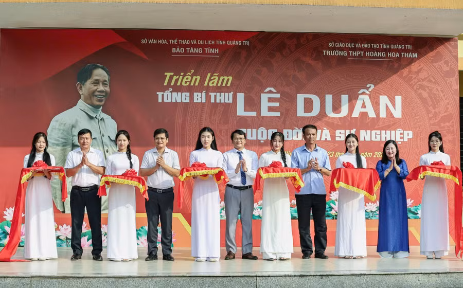 Đại diện Bảo tàng Quảng Trị và nhà trường cắt băng khai mạc triển lãm.