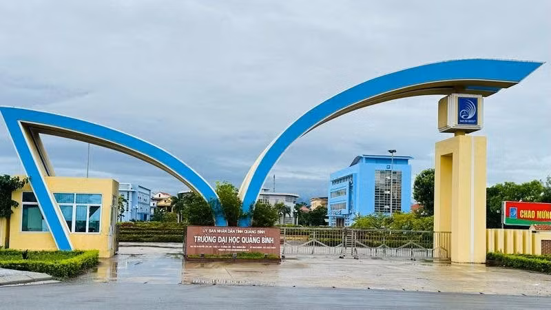 Trường Đại học Quảng Bình đề nghị thành lập Trường THPT Đại học Quảng Bình.