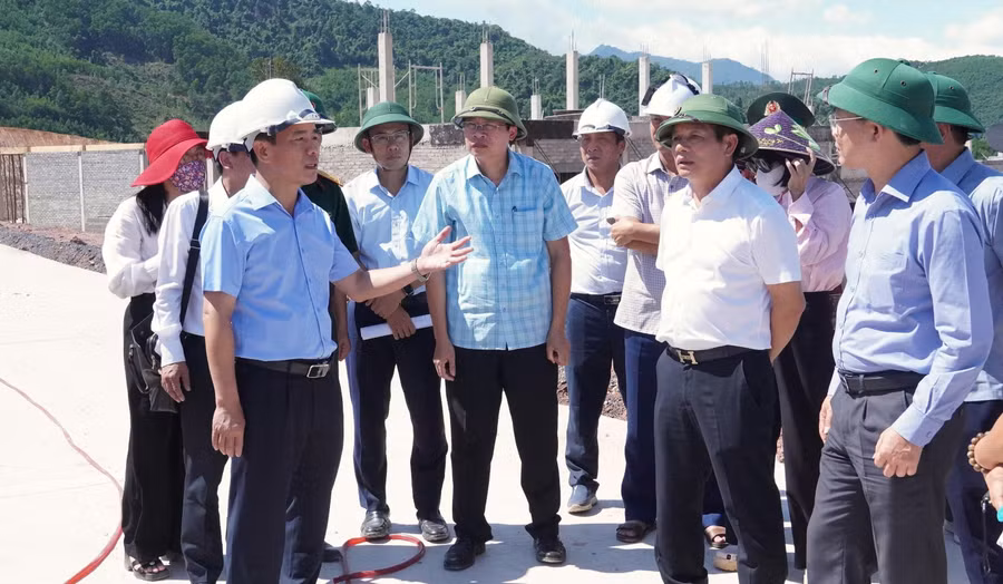 Ông Nguyễn Văn Phương, Bí thư Tỉnh ủy Quảng Trị kiểm tra tiến độ xây dựng Trường nội trú TH và THCS Dân Hóa. Ảnh: QV
