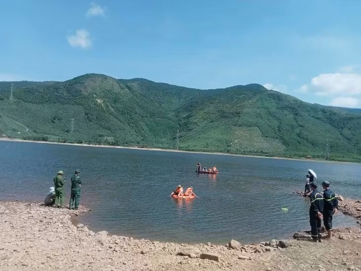 Tìm thấy thi thể 2 nạn nhân dưới hồ thủy lợi sau một đêm mất tích.