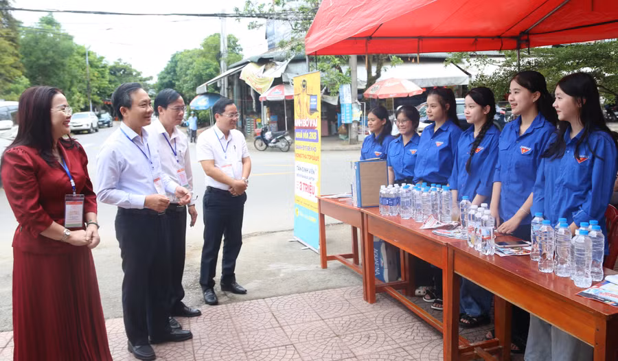 Lãnh đạo UBND tỉnh Quảng Trị và Sở GD&ĐT động viên lực lượng đoàn viên, thanh niên tham gia Chương trình "Tiếp sức mùa thi".